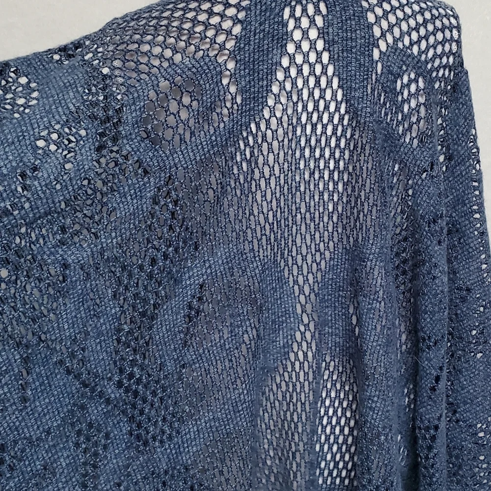 90s Vintage Dusty Blue Lightweight Soft Open Weave Curlicue Fringe Poncho OSFA - Picture 14 of 14